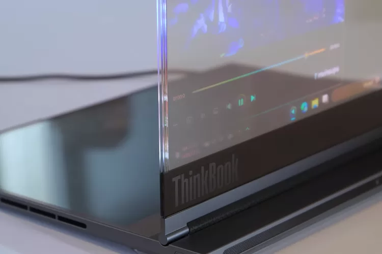 Lenovo Pamerkan Laptop dengan Layar Transparan Pertama di Dunia di MWC 2024